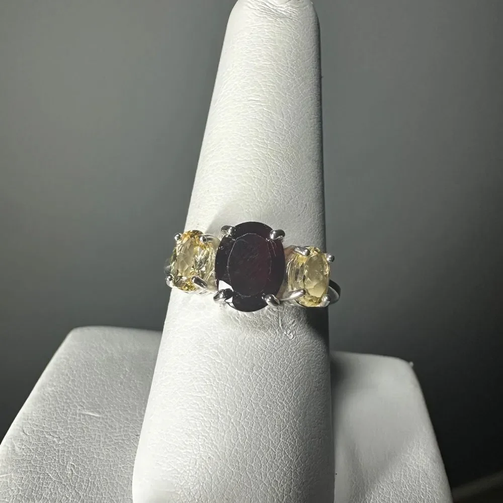 NWOT faceted, oval cut garnet and accent citrines ring‎ in sterling silver!